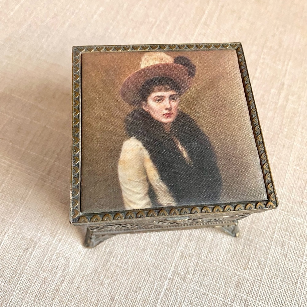 Vintage Trinket Velvet Lined Box ‘Portrait of a Sonia’ by La Tour Silk Portrait